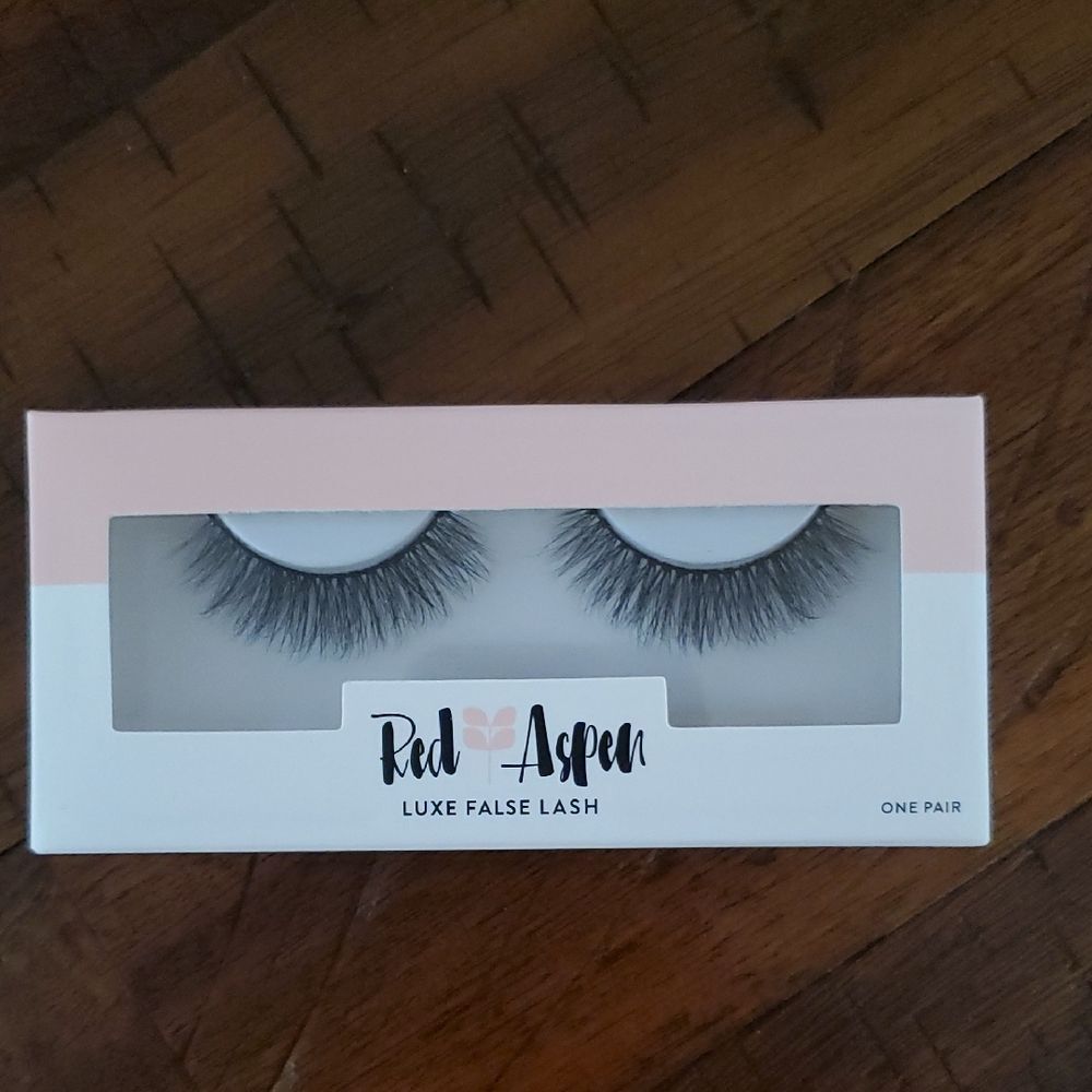 NIB Red Aspen Luxe False Lashes - Camille